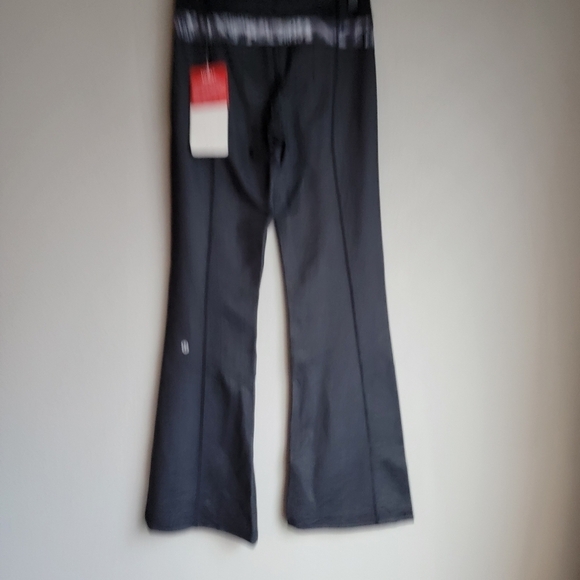 Lululemon Groove Flare Pant in Black Denim size 2 NWT - Picture 4 of 7